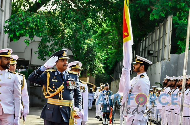 Air Force Commander Calls on the Commander of the Navy