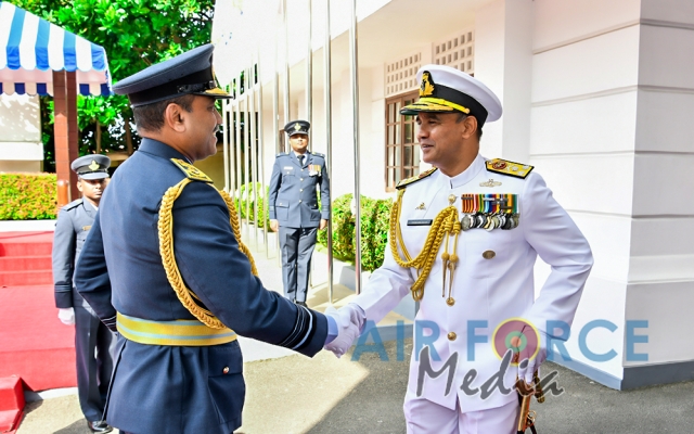 Air Force Commander Calls on the Commander of the Navy