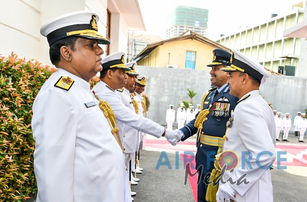 Air Force Commander Calls on the Commander of the Navy