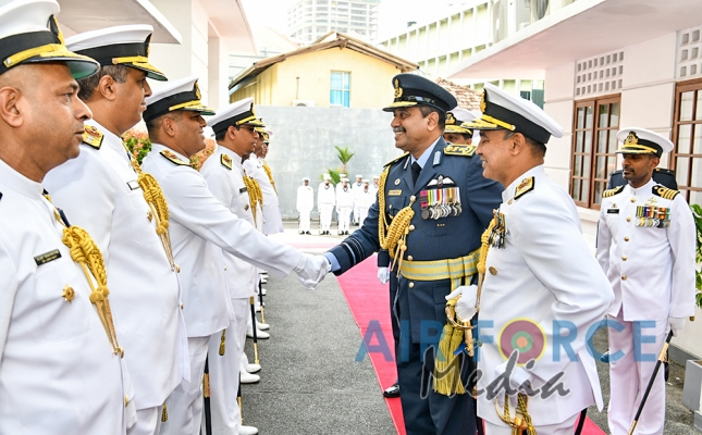 Air Force Commander Calls on the Commander of the Navy
