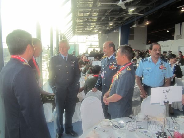 Commander Visits ‘Singapore Airshow – 2012’