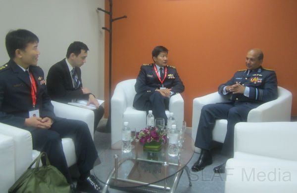 Commander Visits ‘Singapore Airshow – 2012’