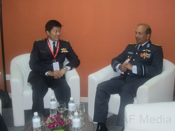 Commander Visits ‘Singapore Airshow – 2012’