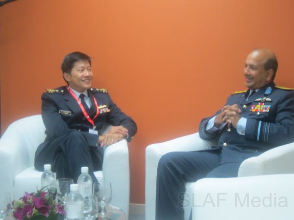 Commander Visits ‘Singapore Airshow – 2012’