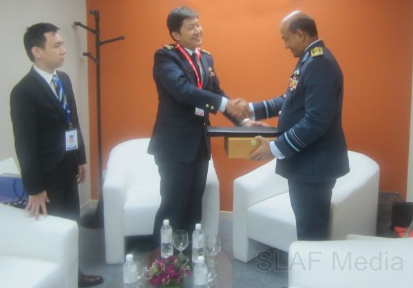 Commander Visits ‘Singapore Airshow – 2012’