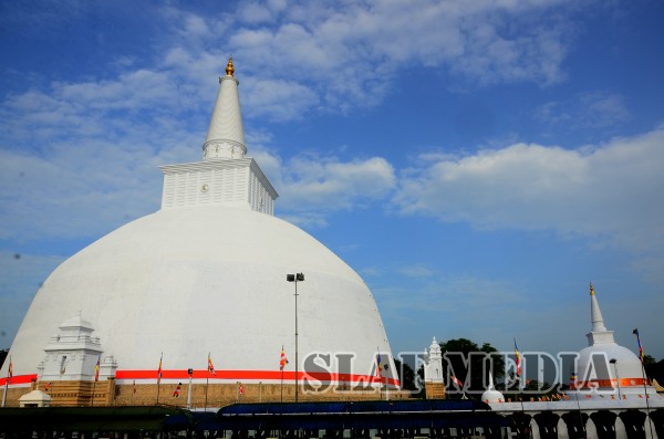 Commander Visits Sri Maha Bodhi