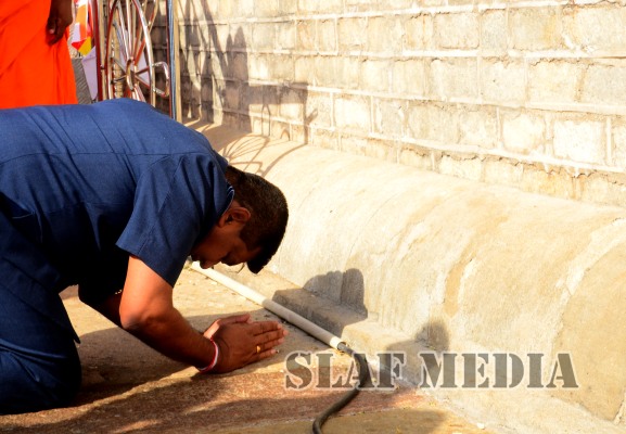 Commander Visits Sri Maha Bodhi