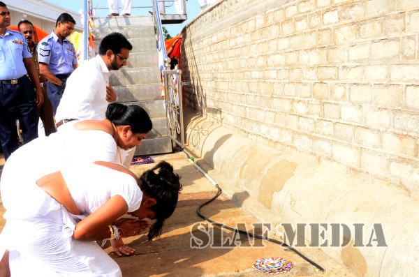 Commander Visits Sri Maha Bodhi