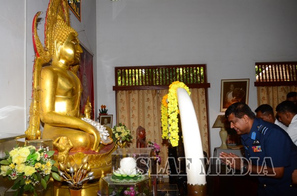 Commander Visits Sri Maha Bodhi