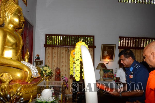 Commander Visits Sri Maha Bodhi