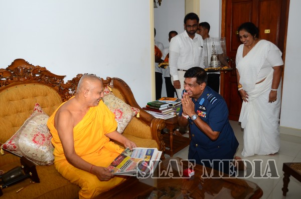 Commander Visits Sri Maha Bodhi