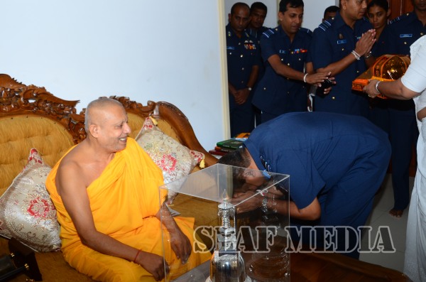Commander Visits Sri Maha Bodhi