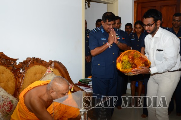 Commander Visits Sri Maha Bodhi