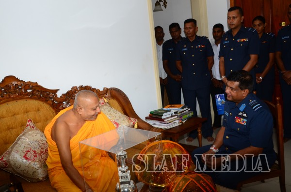 Commander Visits Sri Maha Bodhi