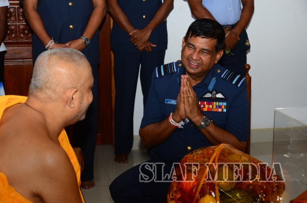 Commander Visits Sri Maha Bodhi
