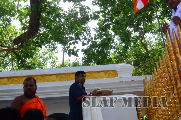 Commander Visits Sri Maha Bodhi