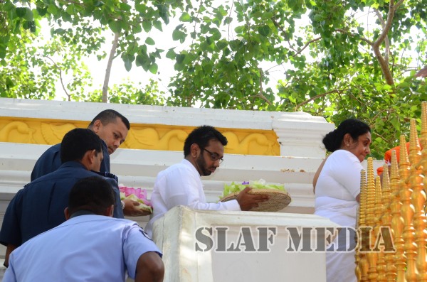 Commander Visits Sri Maha Bodhi
