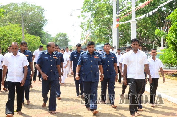 Commander Visits Sri Maha Bodhi