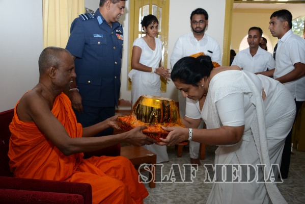 Commander Visits Sri Maha Bodhi