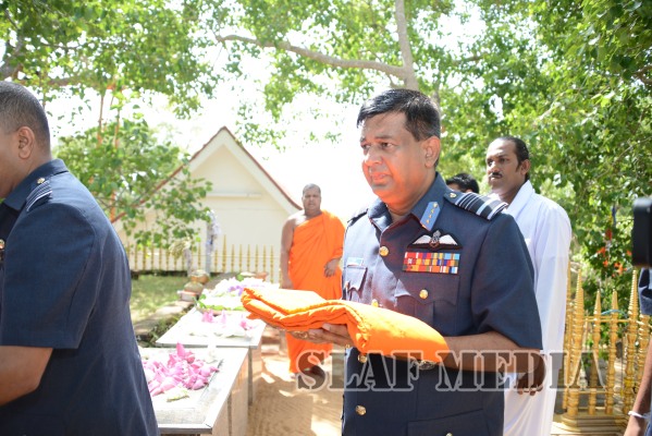 Commander Visits Sri Maha Bodhi