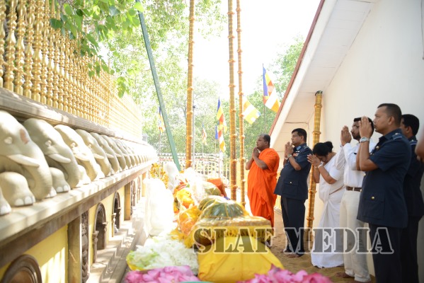 Commander Visits Sri Maha Bodhi