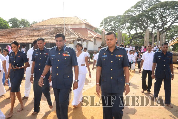Commander Visits Sri Maha Bodhi