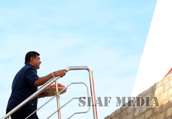 Commander Visits Sri Maha Bodhi