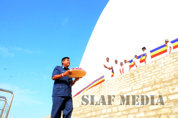 Commander Visits Sri Maha Bodhi