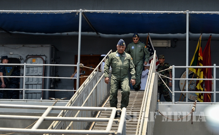Commander visits 'USS Blue Ridge' in Colombo Port