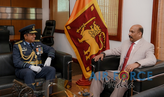 Commander of the Air Force calls on the Secretary of Defence