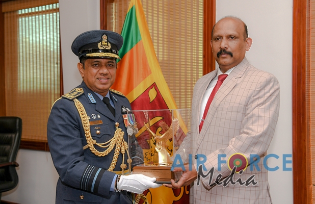 Commander of the Air Force calls on the Secretary of Defence