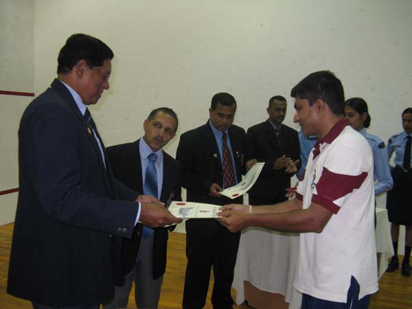 කොළඹ කඳවුර 2010 අන්තර් ඒකක ස්කොෂ් ශුරතාවයට හිමිකම් කියයි...