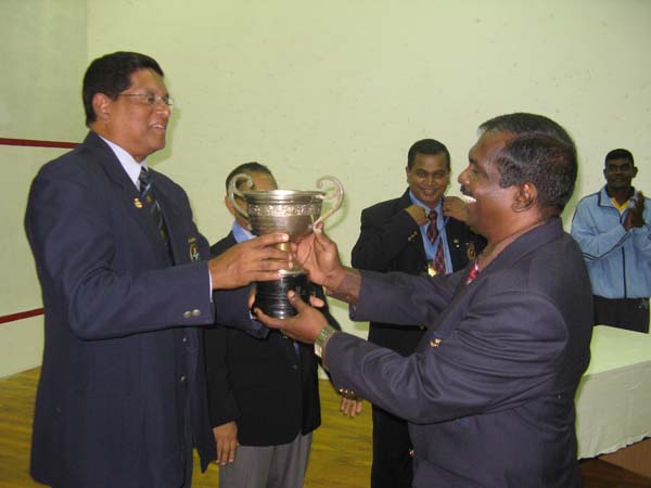 කොළඹ කඳවුර 2010 අන්තර් ඒකක ස්කොෂ් ශුරතාවයට හිමිකම් කියයි...
