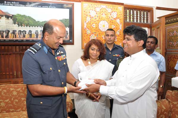 Commander
visits Temple of the Sacred Tooth