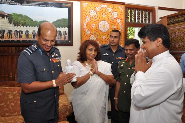 Commander
visits Temple of the Sacred Tooth