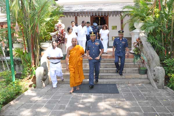 Commander
visits Temple of the Sacred Tooth