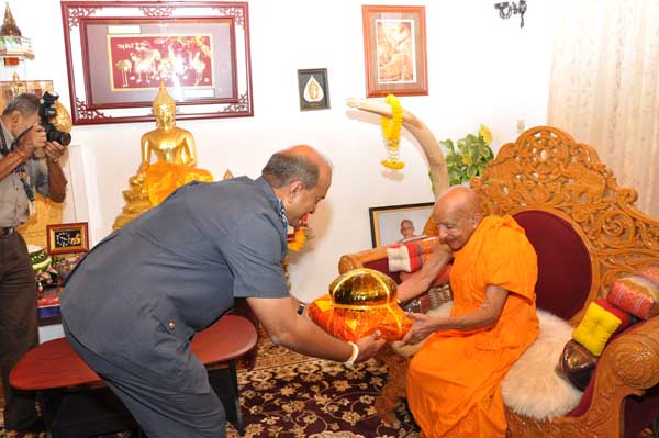 Commander
visits Temple of the Sacred Tooth