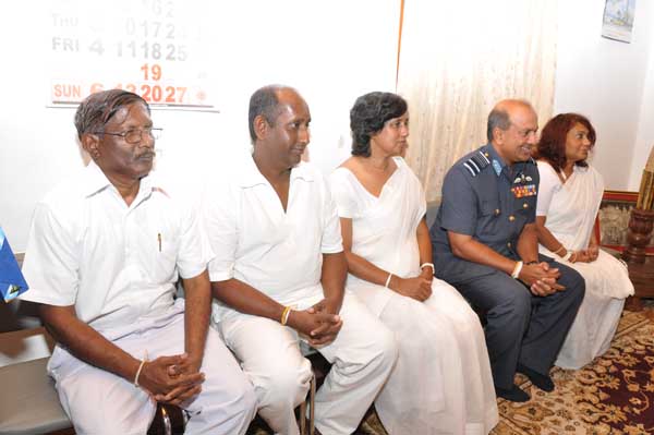 Commander
visits Temple of the Sacred Tooth