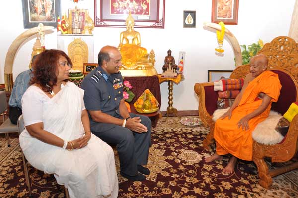 Commander
visits Temple of the Sacred Tooth