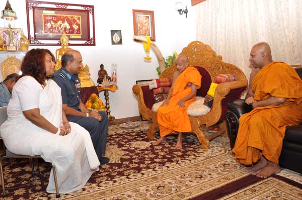 Commander
visits Temple of the Sacred Tooth