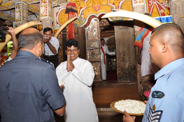 Commander
visits Temple of the Sacred Tooth