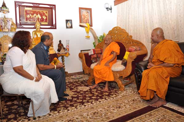 Commander
visits Temple of the Sacred Tooth