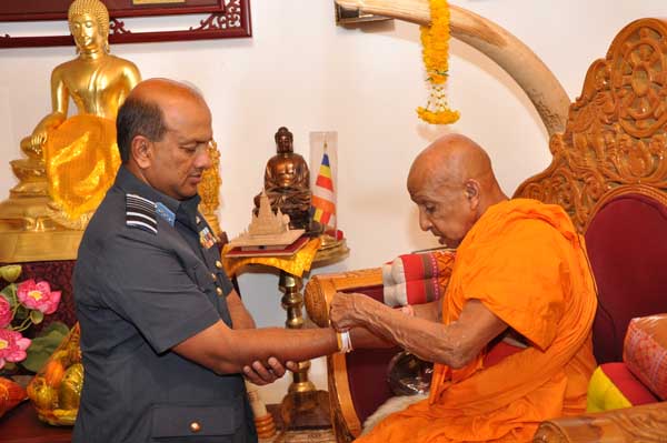 Commander
visits Temple of the Sacred Tooth