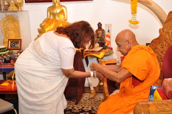 Commander
visits Temple of the Sacred Tooth