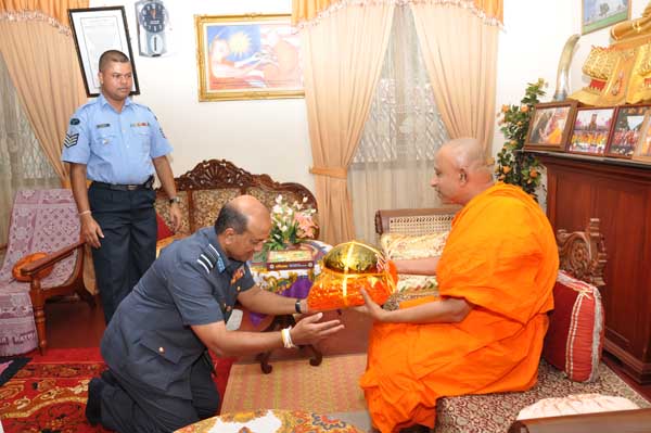Commander
visits Temple of the Sacred Tooth