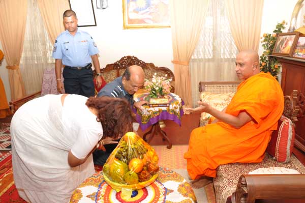 Commander
visits Temple of the Sacred Tooth
