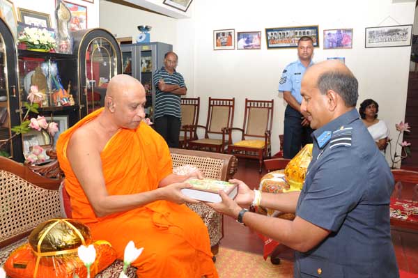 Commander
visits Temple of the Sacred Tooth