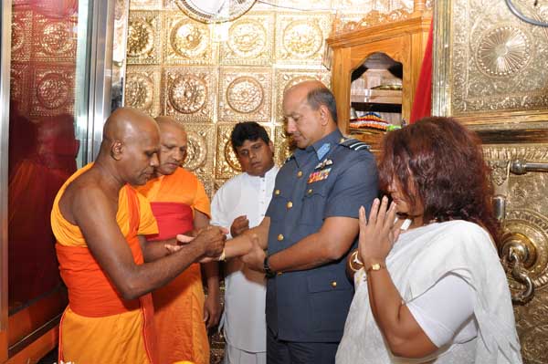 Commander
visits Temple of the Sacred Tooth