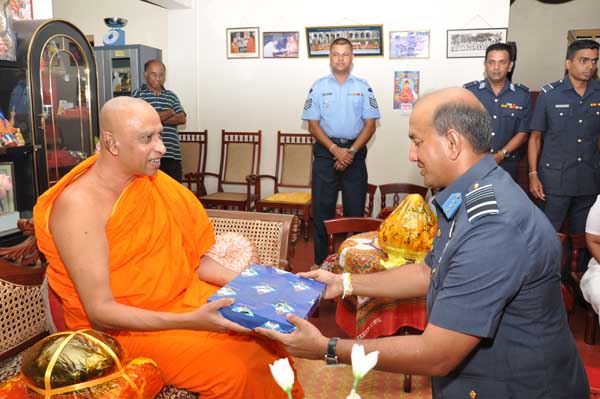 Commander
visits Temple of the Sacred Tooth