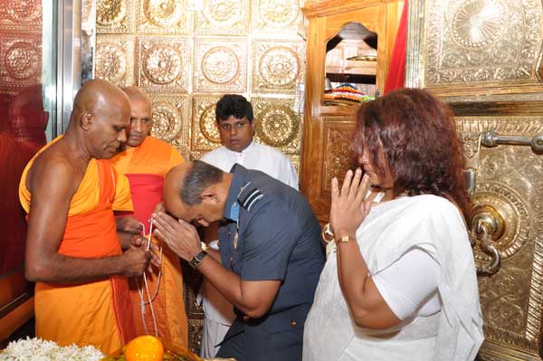 Commander
visits Temple of the Sacred Tooth